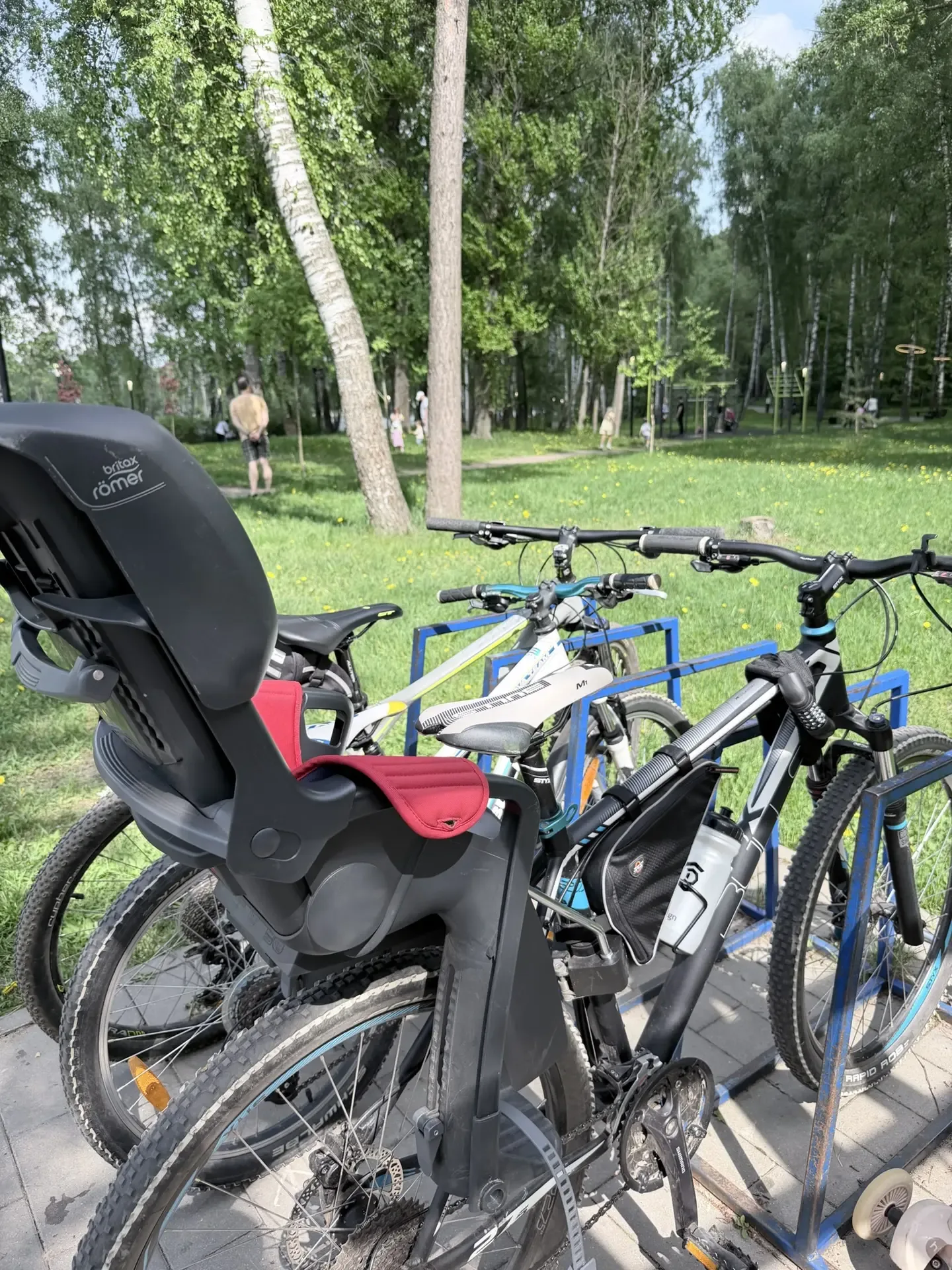 Ну всё, велосипедный сезон официально открыт 🚲😄  Сегодня был первый семейный прокат: я, муж, младшая