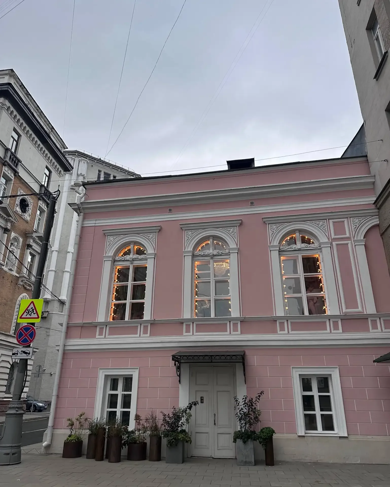 Столичные особняки  Люблю погулять в Москве по старым усадьбам и особнякам. Вчера отвезли вот в тако