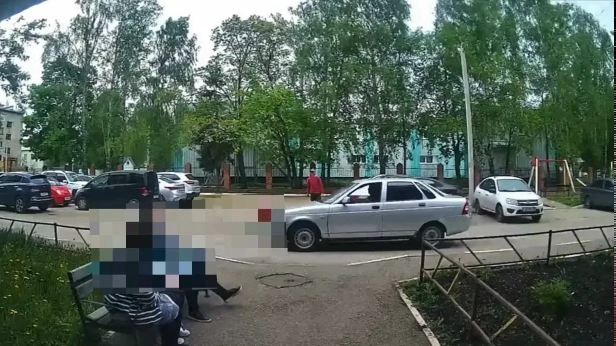😱В Ишимбае ребенок выбежал на проезжую часть и попал под машину  Автомобиль Lada Priora ехал во двор