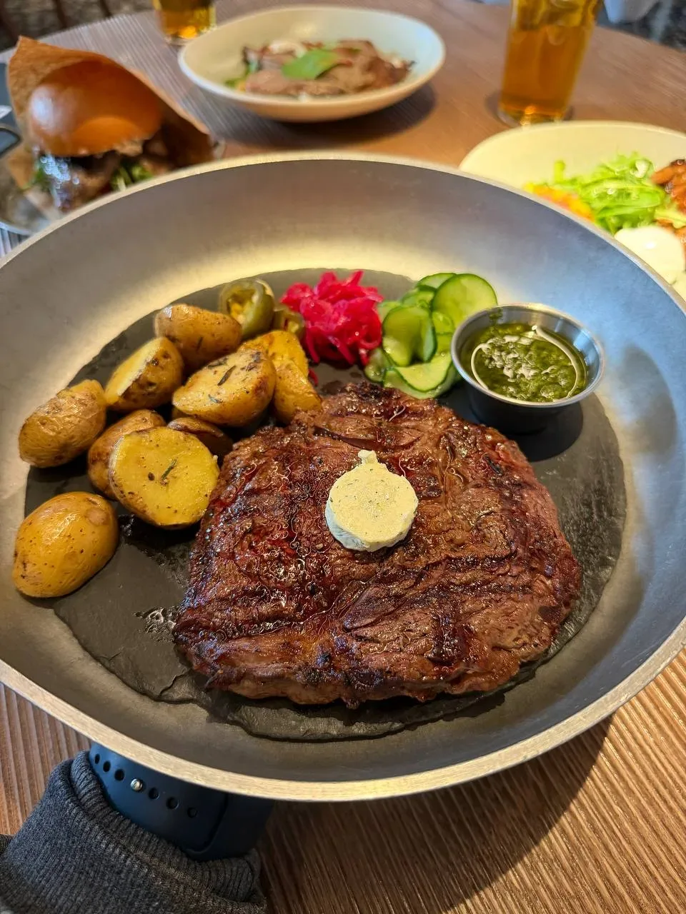 Наконец‑то добрался до Bukowski Grill — и это было именно то, о чём я мечтал ещё на Чукотке: сочные 