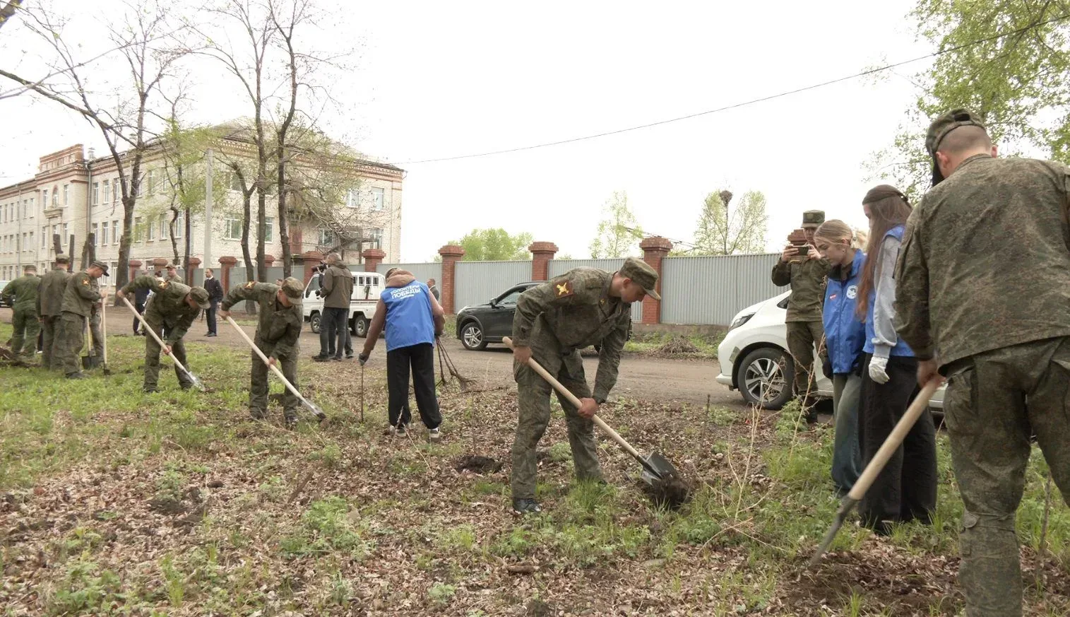 Масштабной высадкой саженцев сирени в Биробиджане стартовала акция «Нить поколений».  В рамках акции