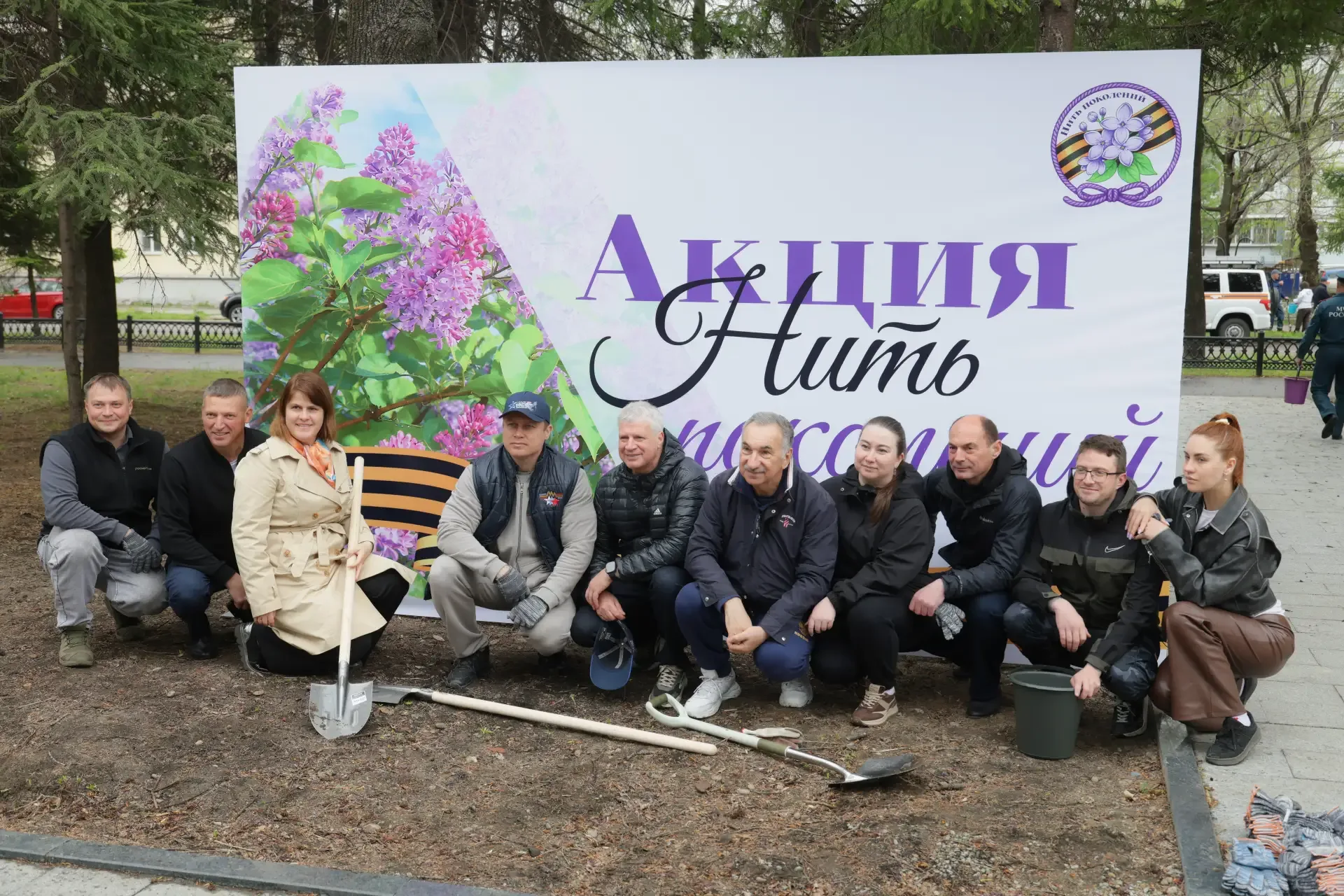 Масштабной высадкой саженцев сирени в Биробиджане стартовала акция «Нить поколений».  В рамках акции