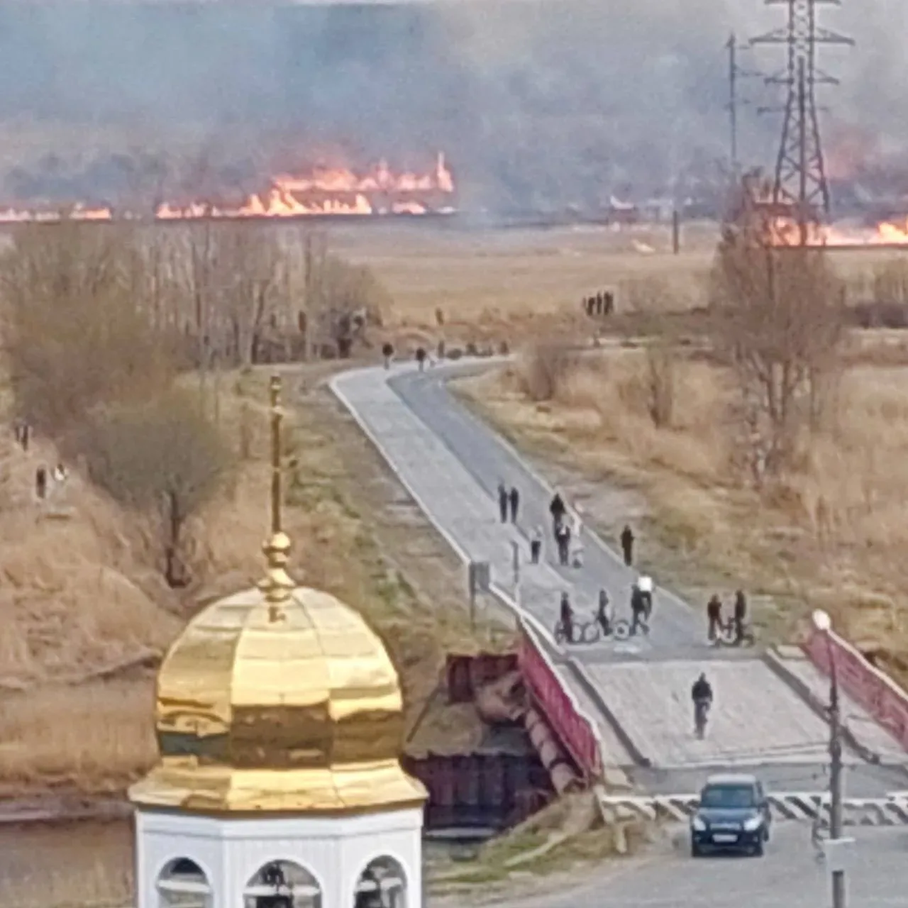 В Северодвинске полыхает трава