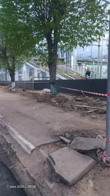 Теперь-то намного лучше?   На фото седьмого мая перед самой грозой. Ещё тогда обратили внимание на о