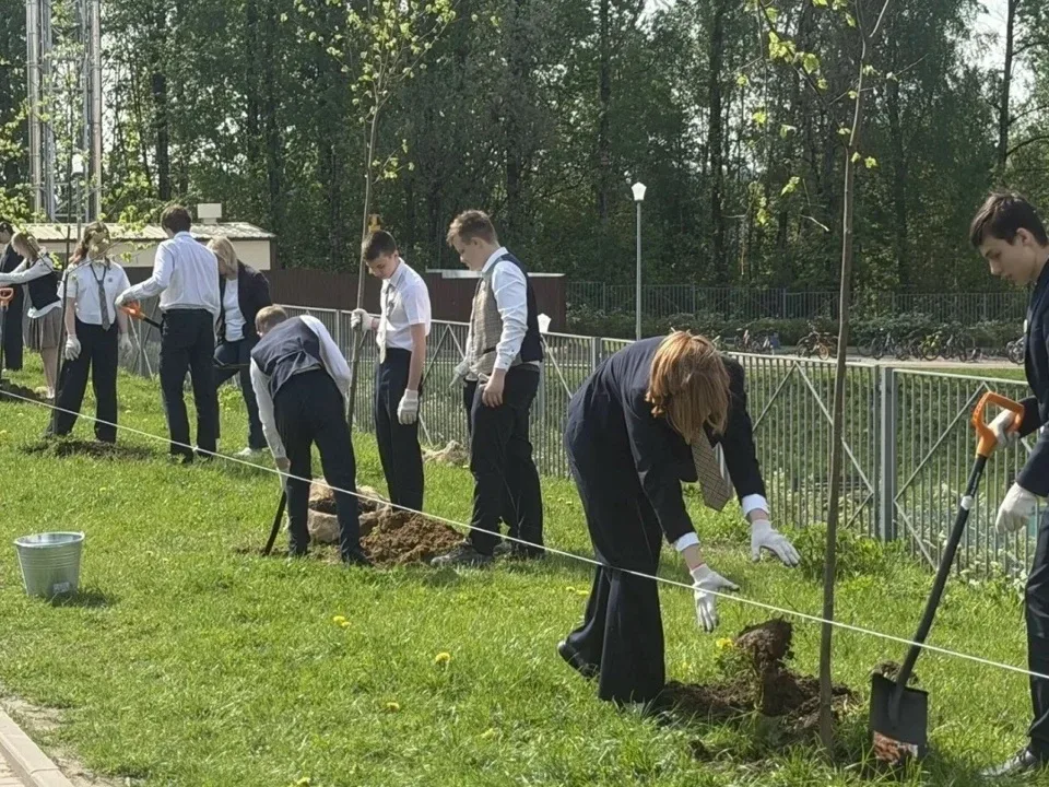 ⚡В Смоленске высадили аллею в честь полёта Юрия Гагарина Губернатор Василий Анохин: На смоленской зе