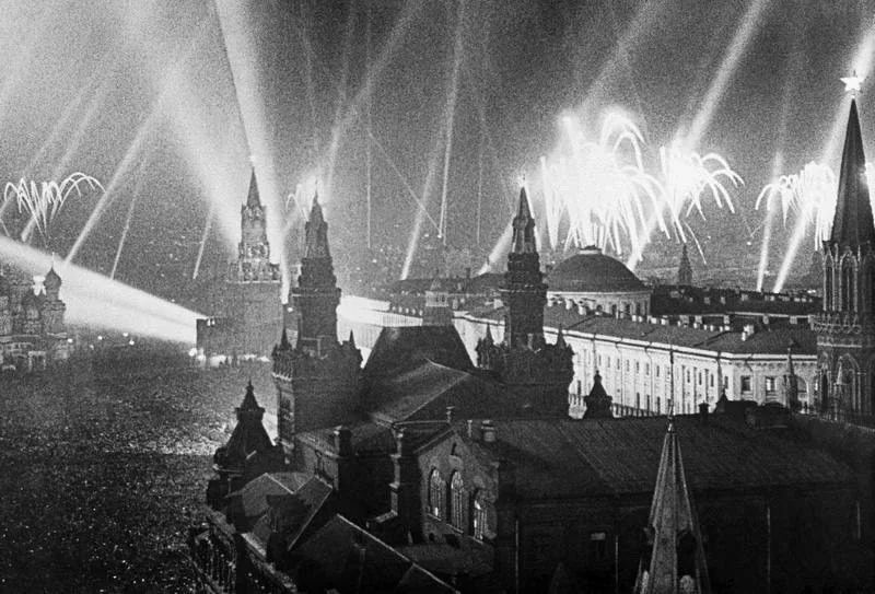 ⠀ Дорогие друзья!  ⠀ 🕊️ ⠀ С Великим Днём Победы!  ⠀ 🕊 ⠀ Желаю всем нам Мирного неба над головой! ⠀--