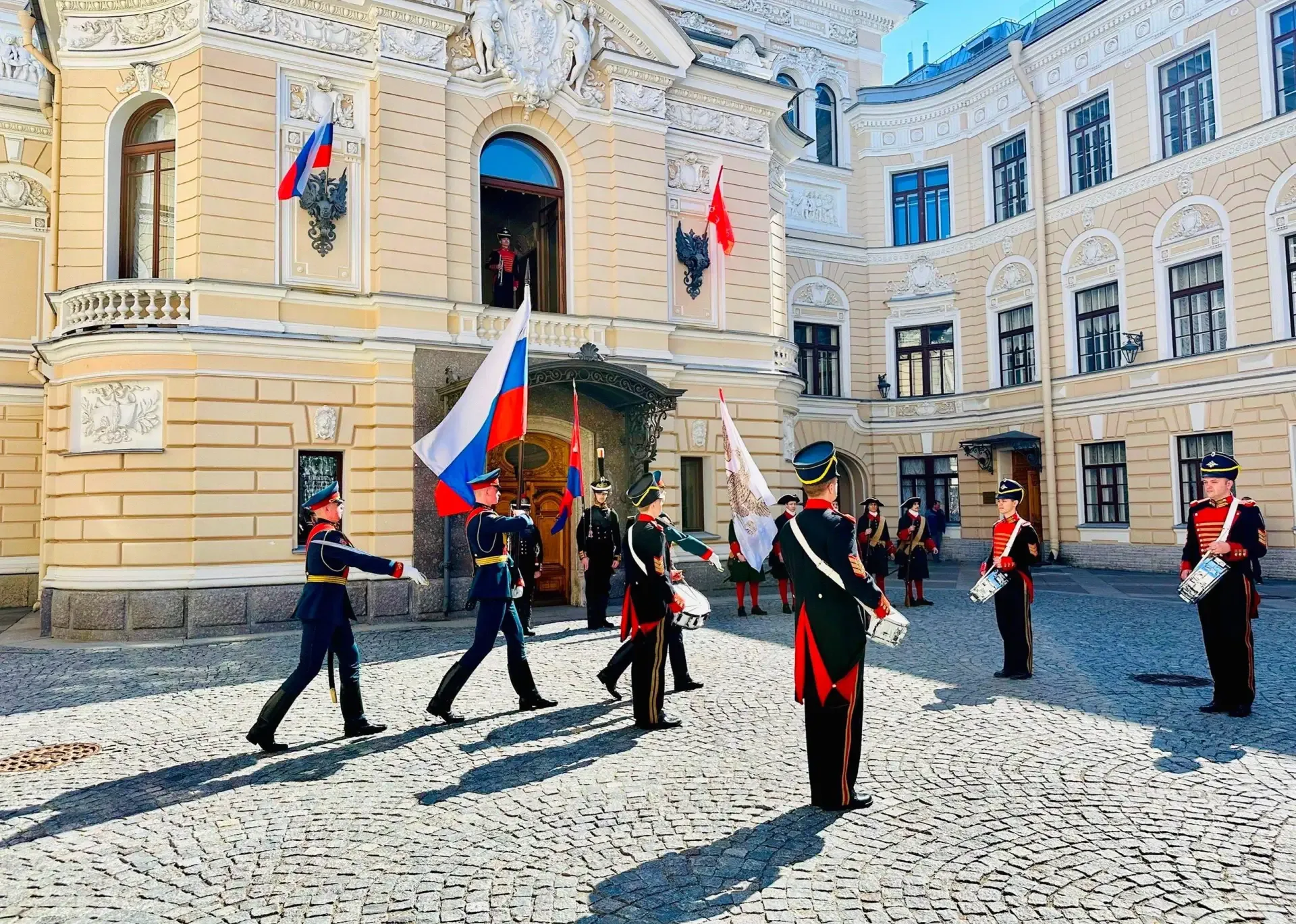 Императорский полдень открыл новый сезон 🎺  🗓 каждое воскресенье, 12:00 📍 наб. реки Мойки, 20  💵 Бес