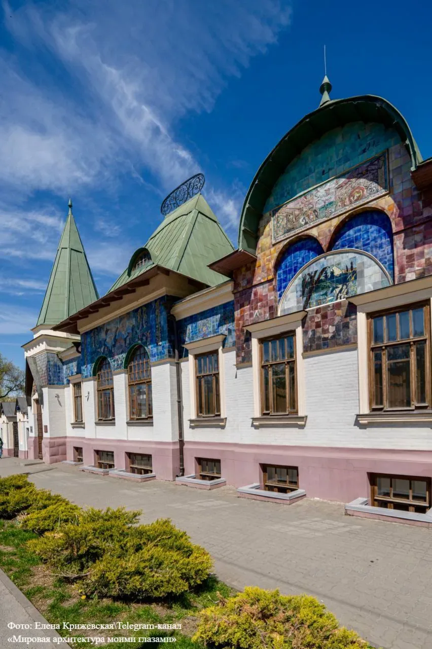 Мини-копия московского Ярославского вокзала — дом купца Шаронова 🏛  Этот дом хочется рассматривать к