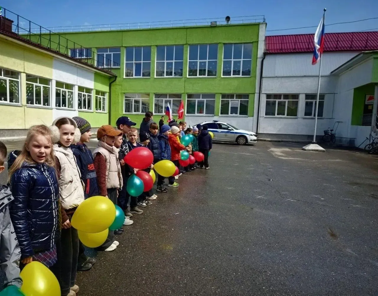 В Минусинск школьники провели флешмоб к 90-летию ГАИ-ГИБДД  В 9-й школе прошла акция «90 секунд безо