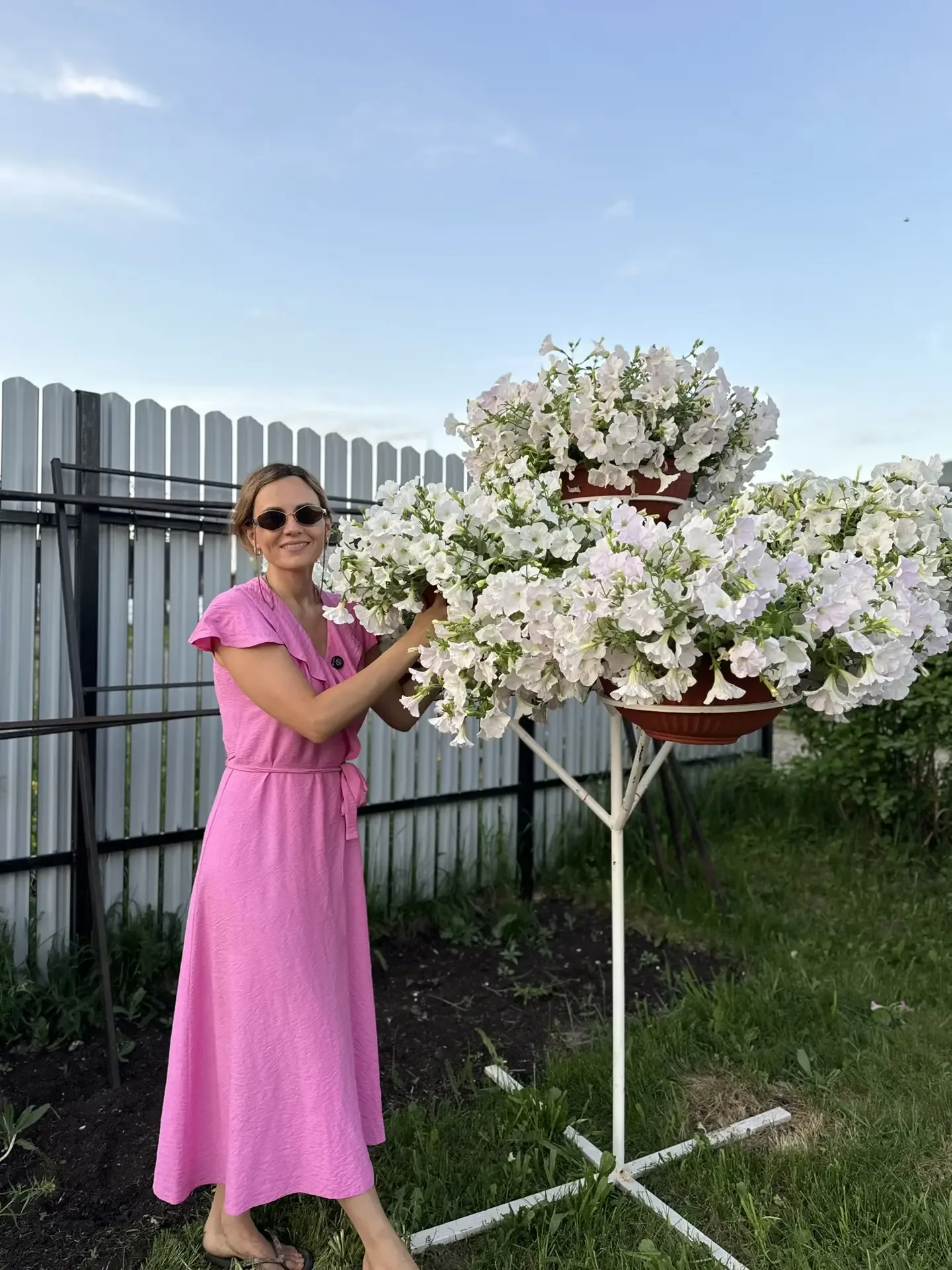 Были вопросы по сортам петунии на деревьях.  Белая - Айс Квин🤍 Розовая - Роузмэри🩷 В видео рассказал