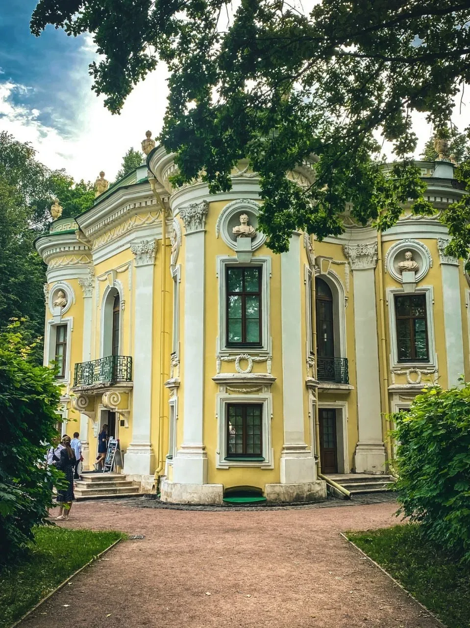 🏛  Павильон «Эрмитаж» в музей-заповеднике «Кусково» #РайонВешняки  📌 Построен в 1765–1767 годах по п
