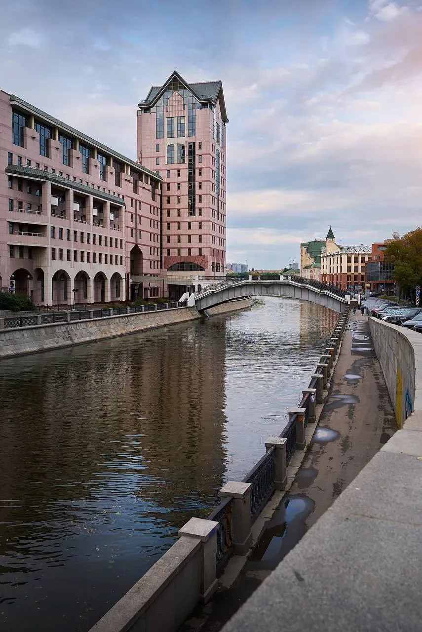 🏛  Шлюзовая набережная на Водоотводном канале #РайонЗамоскворечье  📌 Её название связано со шлюзом В