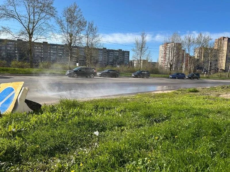 На улице Бехтеева ищут причину утечки воды из-под асфальта  В микрорайоне Университетский в районе д