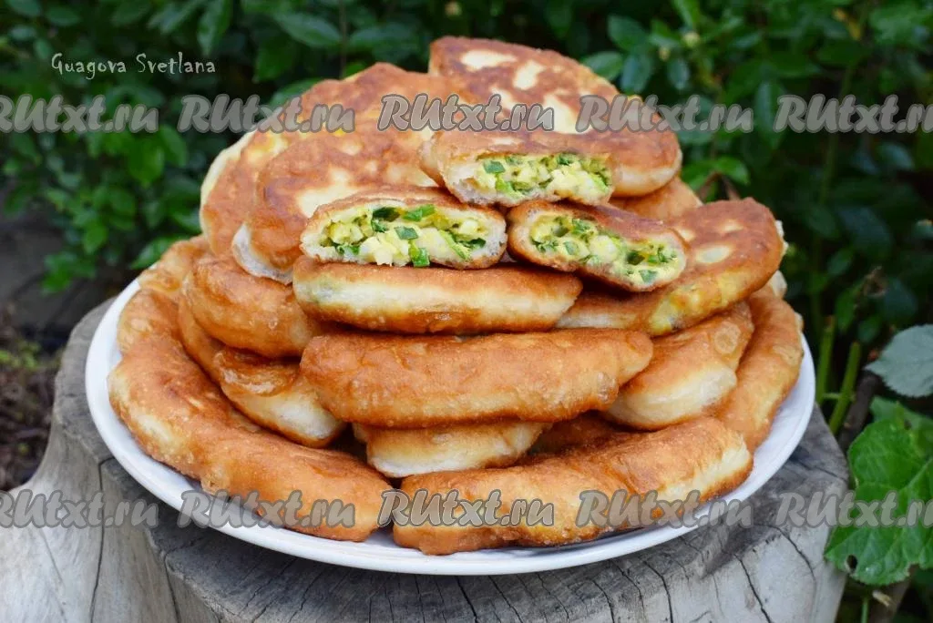 Пирожки с зелёным луком и яйцами, жареные на сковороде  Весной, когда лучок наиболее нежный и сочный