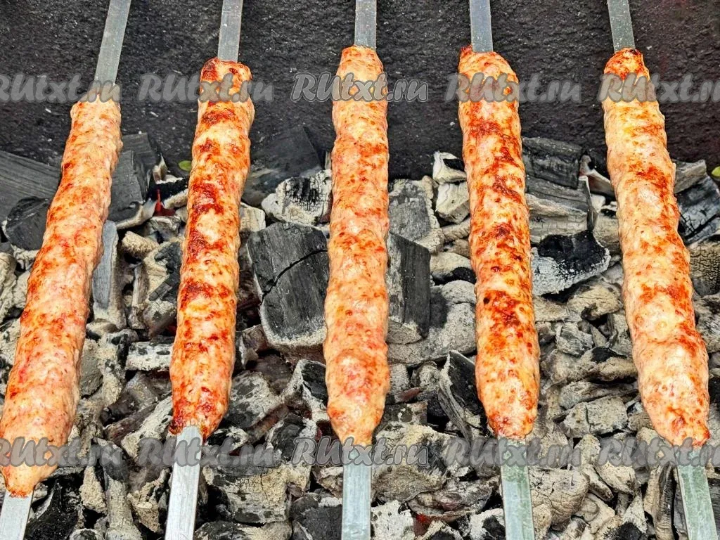 Люля-кебаб из свинины и курицы на мангале  Делюсь рецептом приготовления на мангале на шампурах сочн