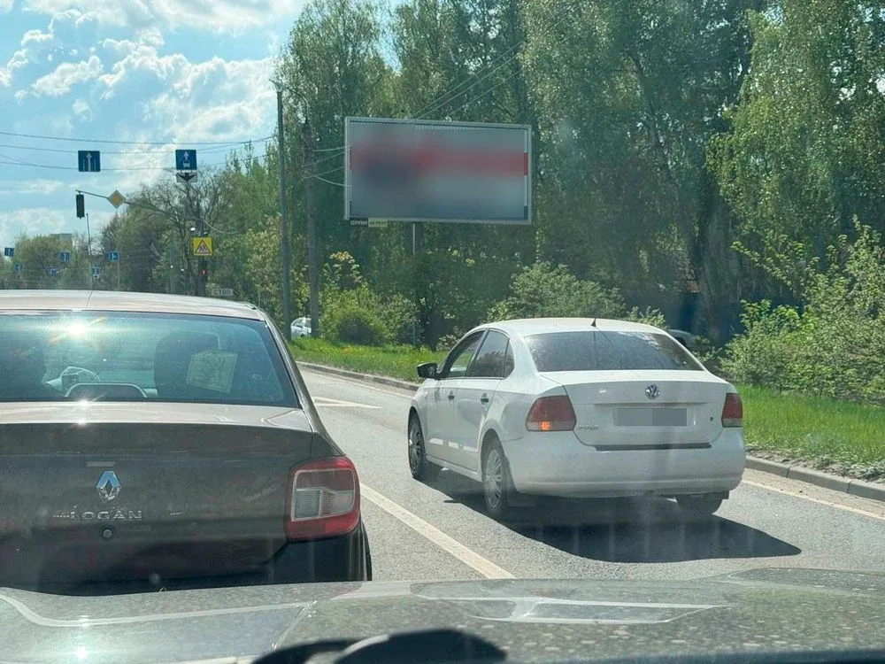 У автобусной выделенки на Авиаторов появились первые нарушители  Кадрами с магистрали поделились в «