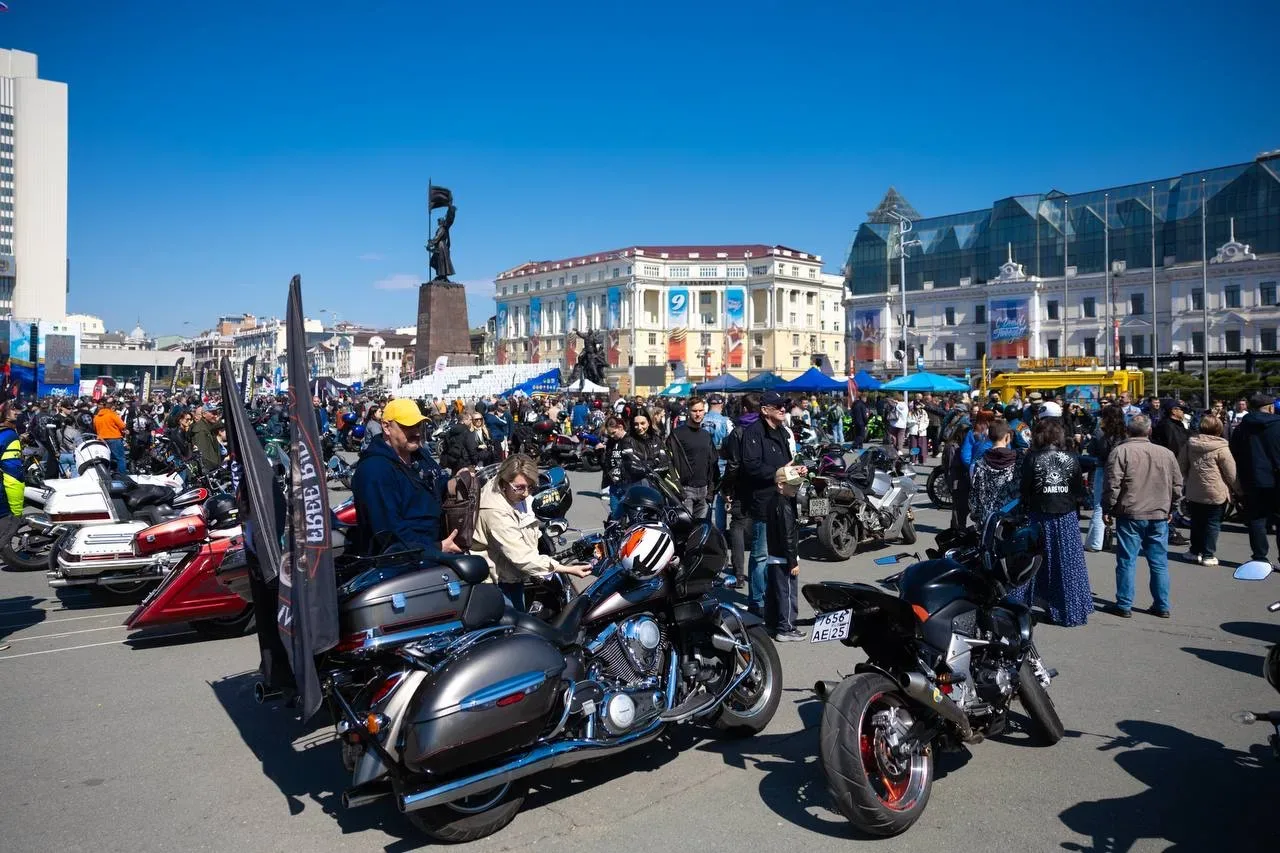 Во Владивостоке официально стартовал мотосезон 🏍  Открытие прошло 2-го мая на главной площади города
