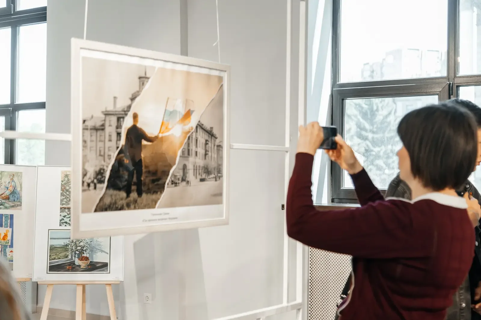 В художественной галерее Академии открылась фотовыставка «Две даты — одна Победа»    На ней представ