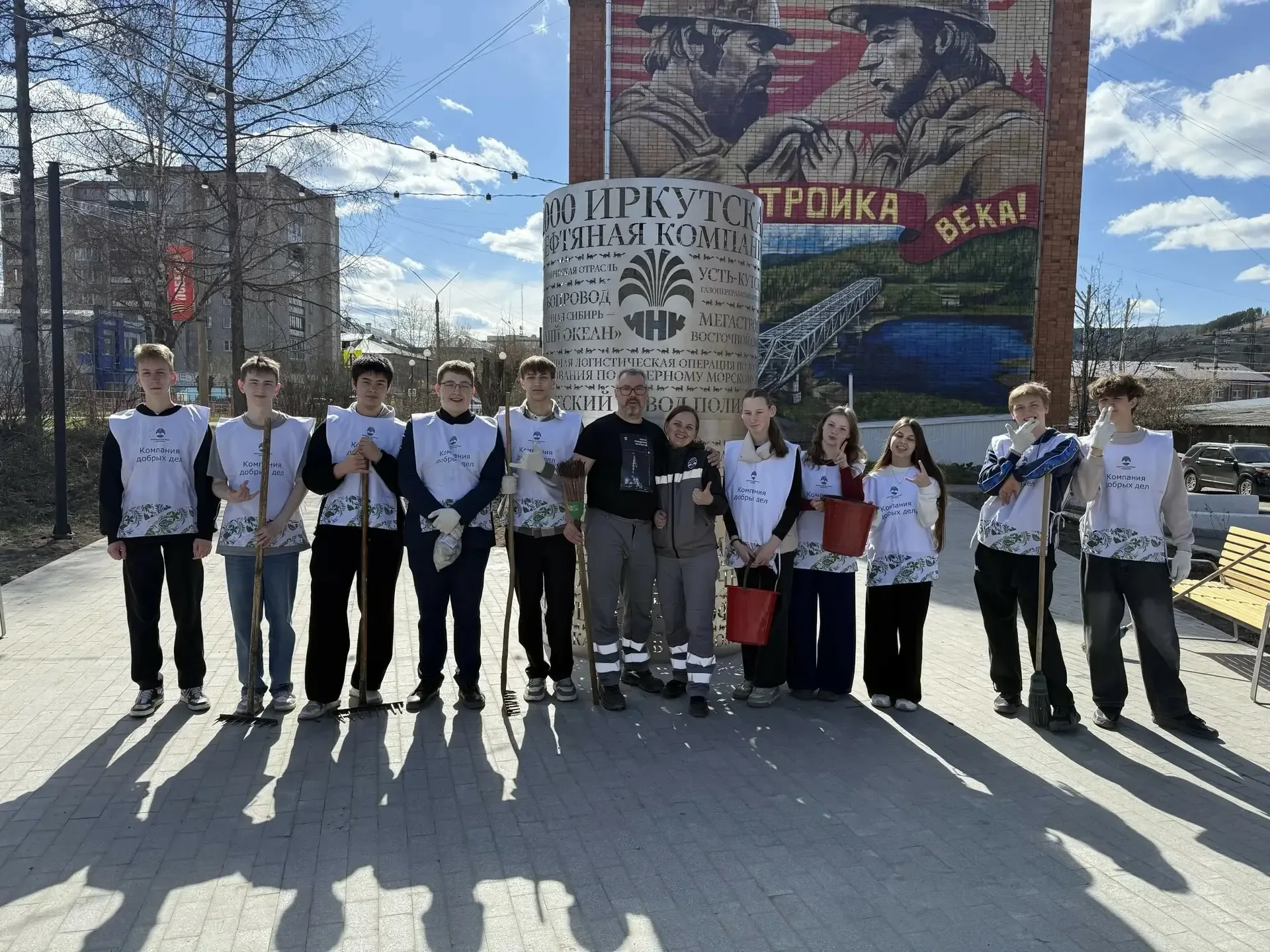 Сезон субботников в разгаре 🍃  Традиционный весенний субботник состоялся на промысле. На уборку вышл