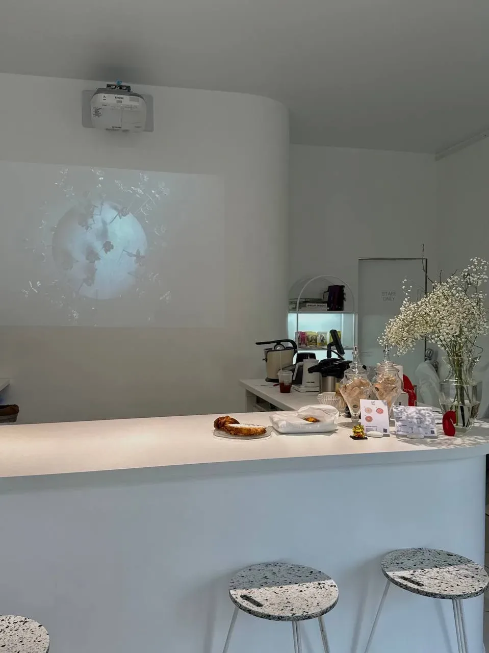 Нашли на Петроградке 2 в 1:  кофейню и магазин украшений! ⭐️  По порядку: это Caviar Cafe, которое р