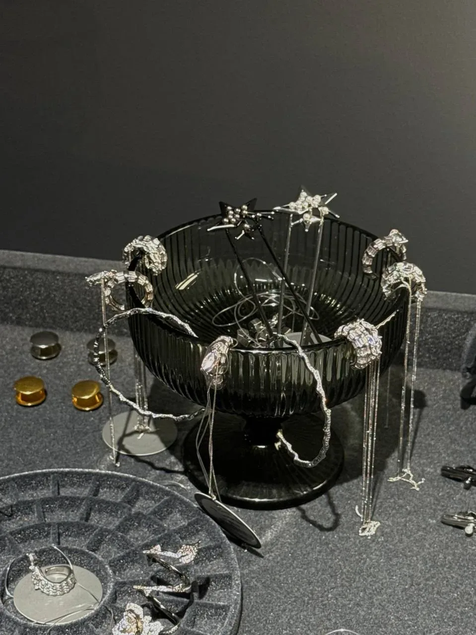 Нашли на Петроградке 2 в 1:  кофейню и магазин украшений! ⭐️  По порядку: это Caviar Cafe, которое р