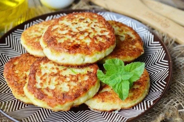 🥣 Рыбные котлетки, которые получаются мягкими внутри  🔖 Ингредиенты:  Рыбный фарш — 450 г Яйца — 2 ш