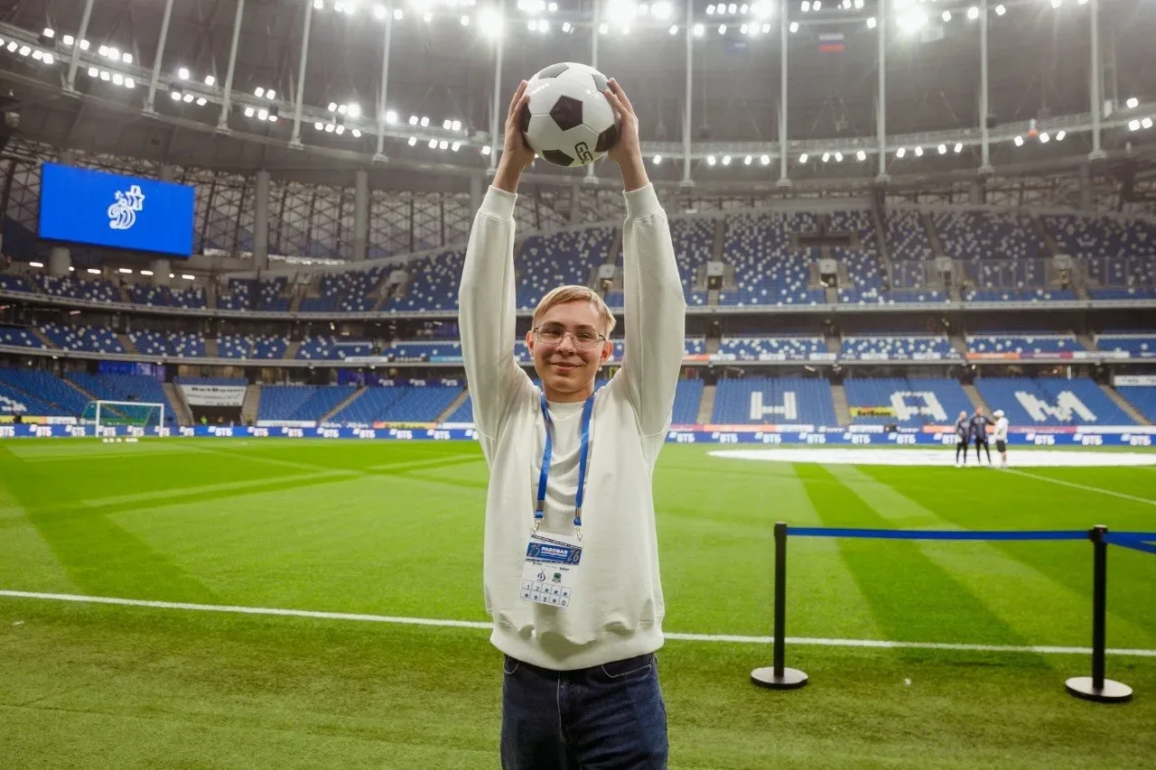 100 финалистов фестиваля «Инклюзивная Москва» исполнили «Катюшу» перед матчем «Динамо» (Москва)  — «