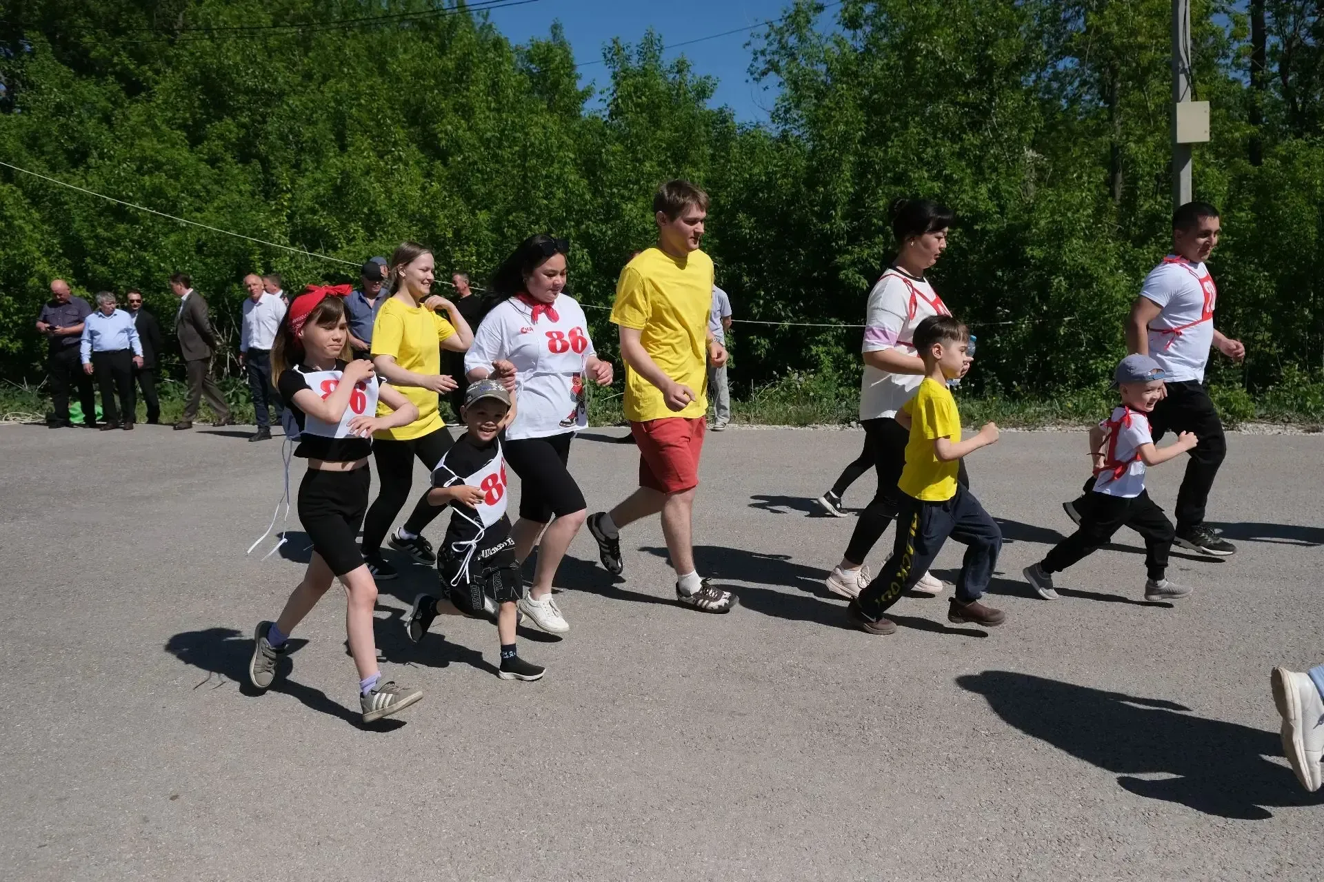 В парке здоровья  сегодня прошла легкоатлетическая эстафета, посвящённая Дню Победы. Она проводится 