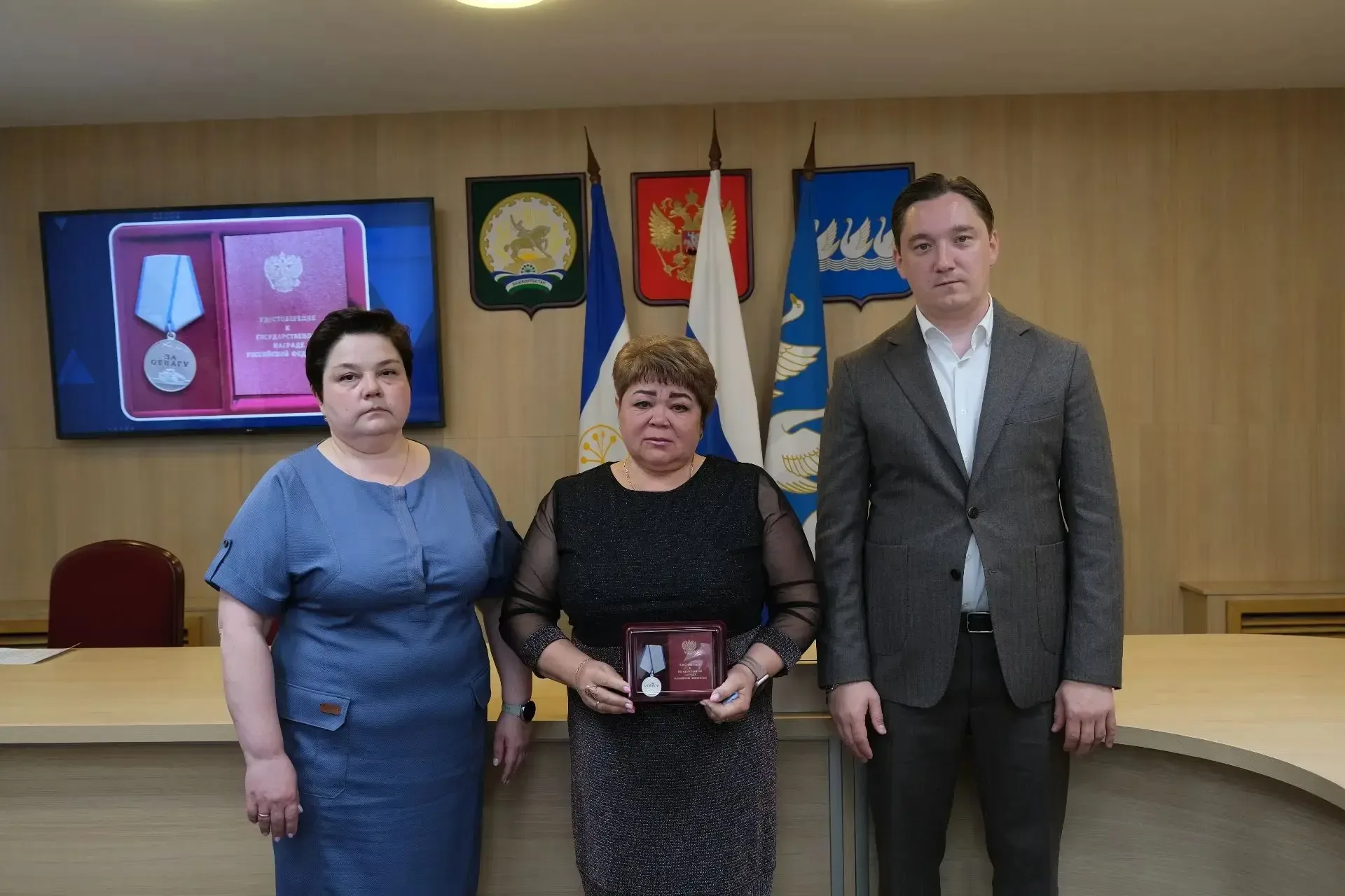Сегодня  вручили Ордена Мужества, медали "За отвагу" и "За храбрость" посмертно близким родственника
