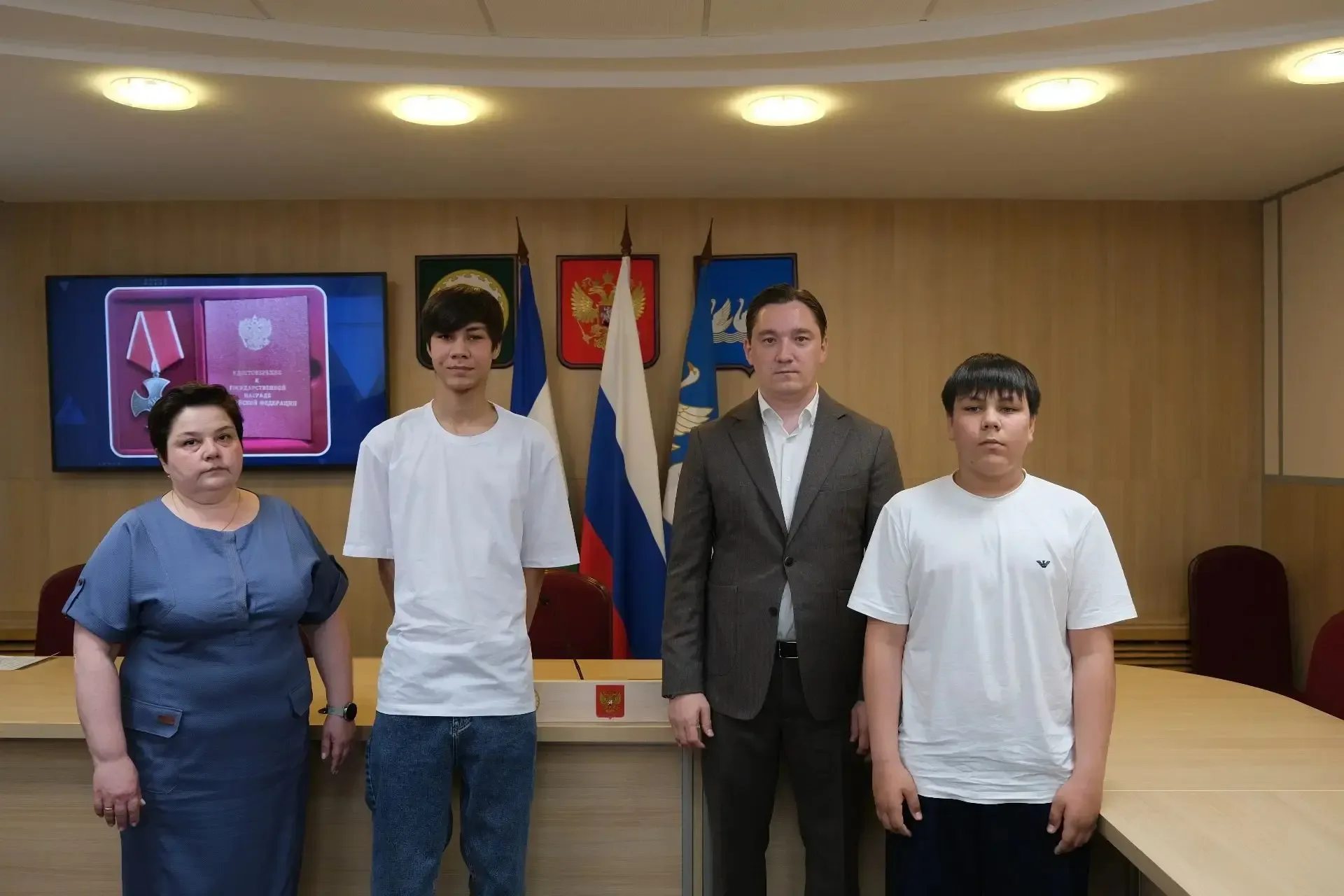 Сегодня  вручили Ордена Мужества, медали "За отвагу" и "За храбрость" посмертно близким родственника