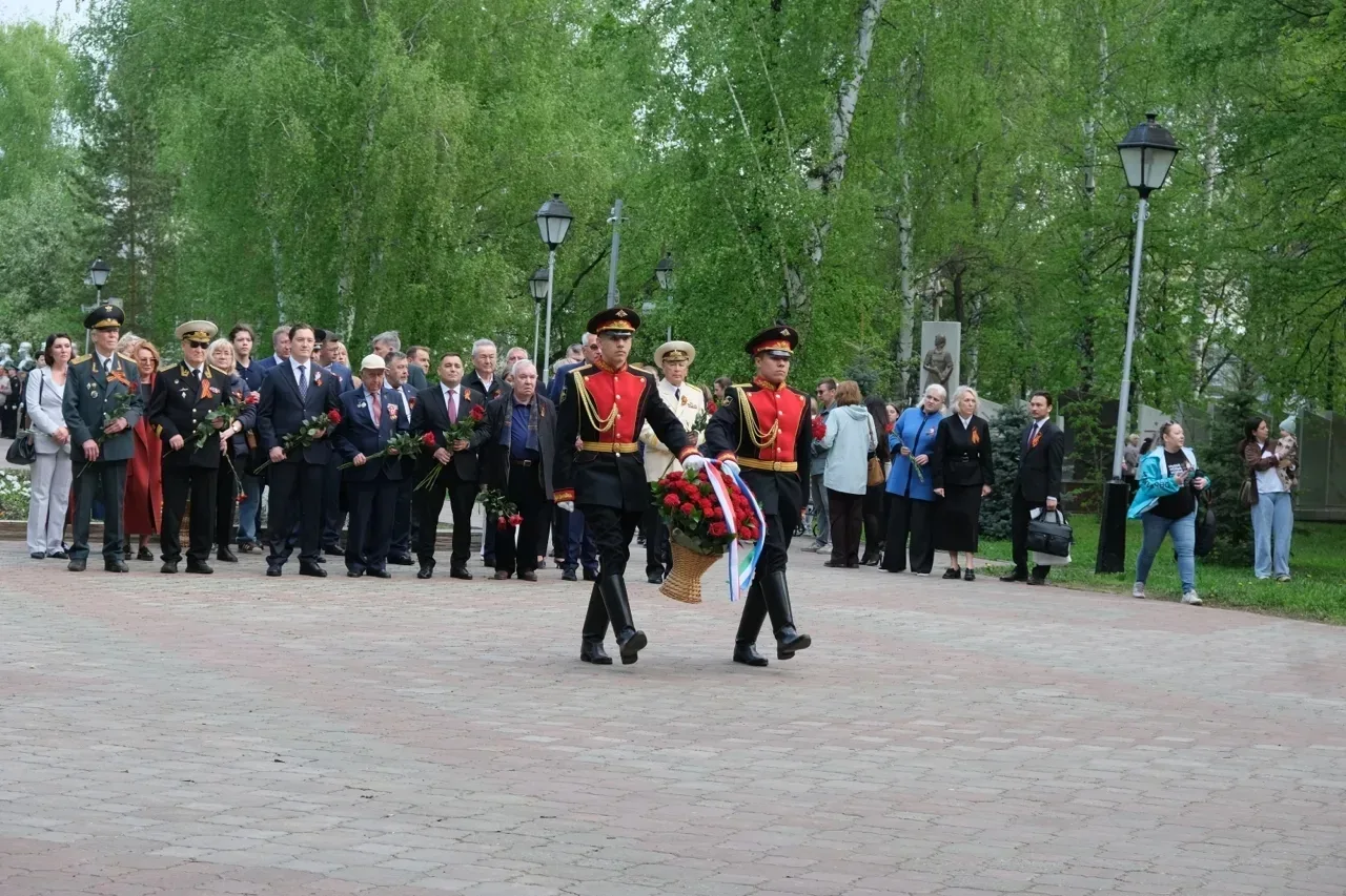 Сегодняшнее утро мы начали с возложения цветов к трём мемориалам в парке Победы - Неизвестному солда