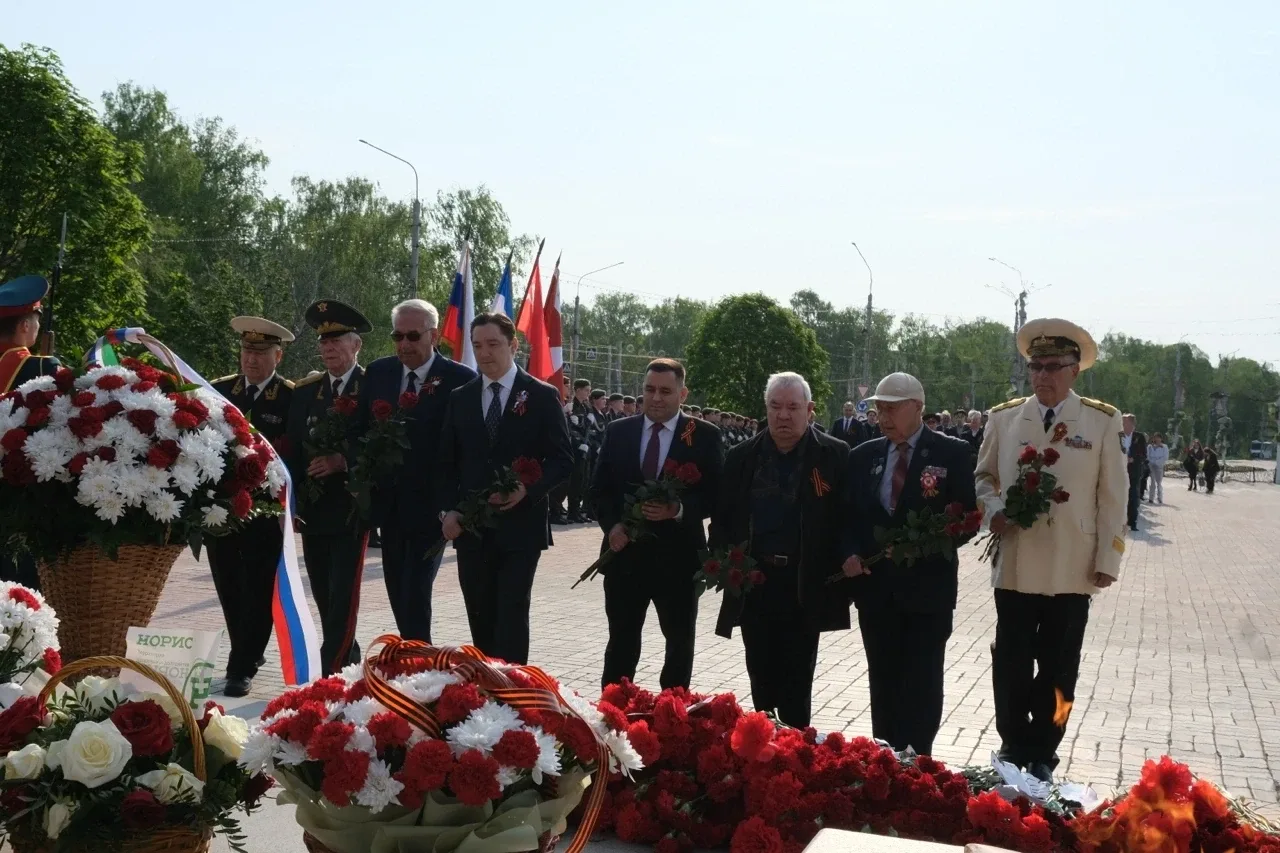 Сегодняшнее утро мы начали с возложения цветов к трём мемориалам в парке Победы - Неизвестному солда