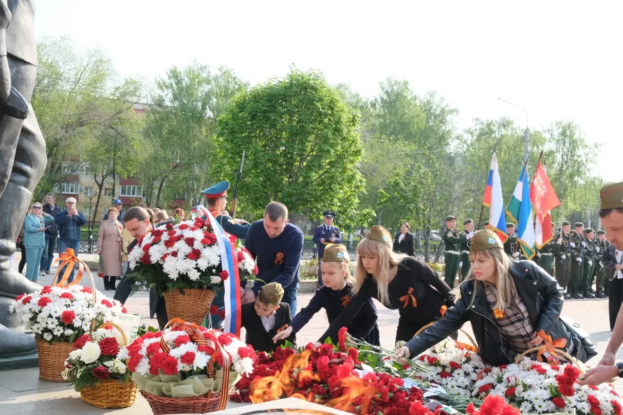 Сегодняшнее утро мы начали с возложения цветов к трём мемориалам в парке Победы - Неизвестному солда