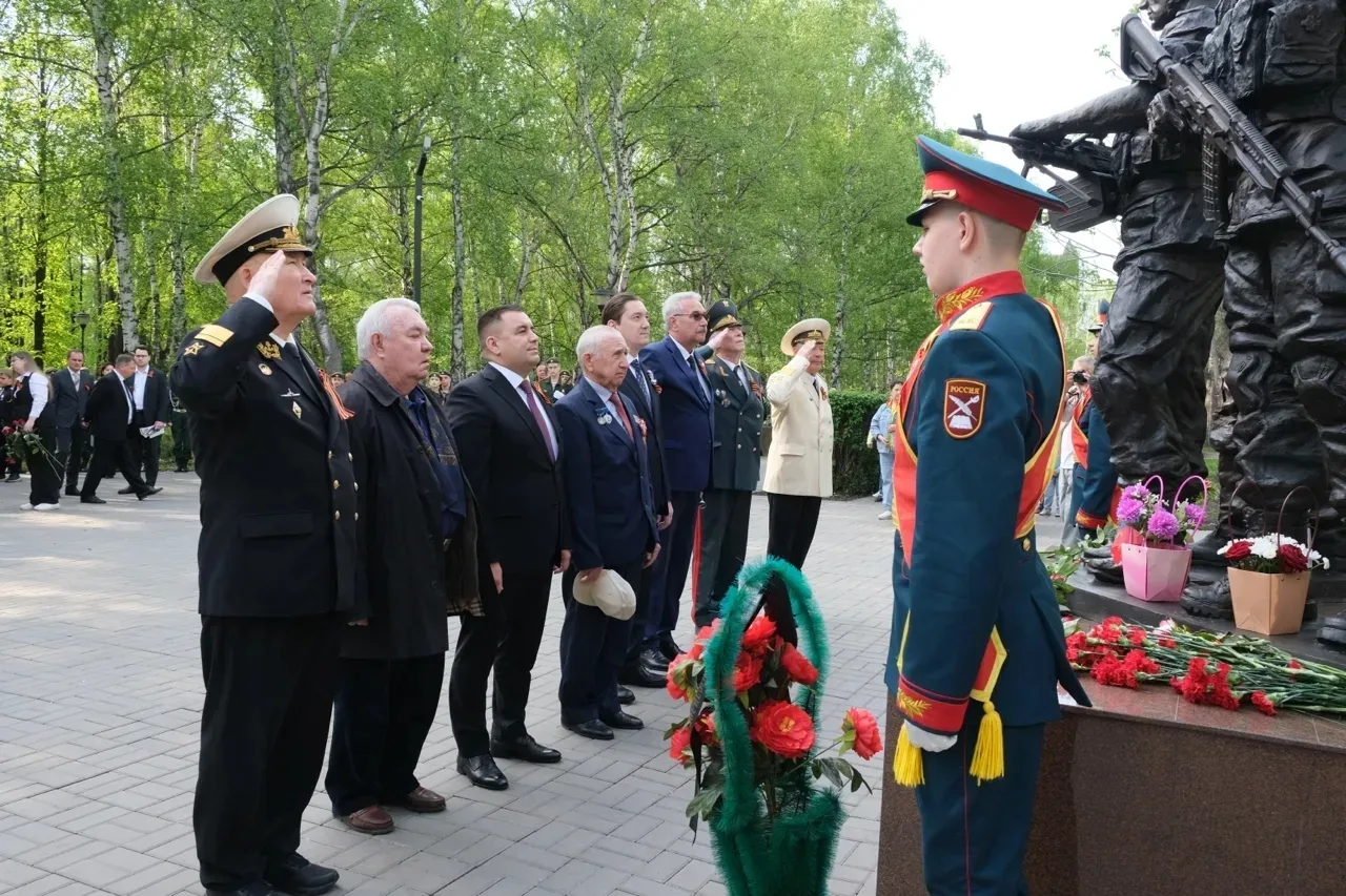 Сегодняшнее утро мы начали с возложения цветов к трём мемориалам в парке Победы - Неизвестному солда