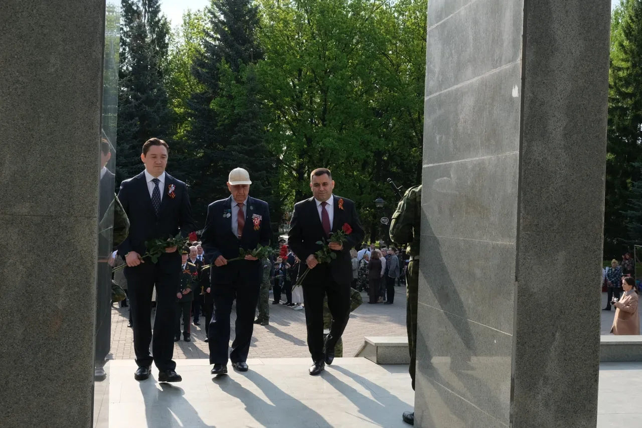 Сегодняшнее утро мы начали с возложения цветов к трём мемориалам в парке Победы - Неизвестному солда