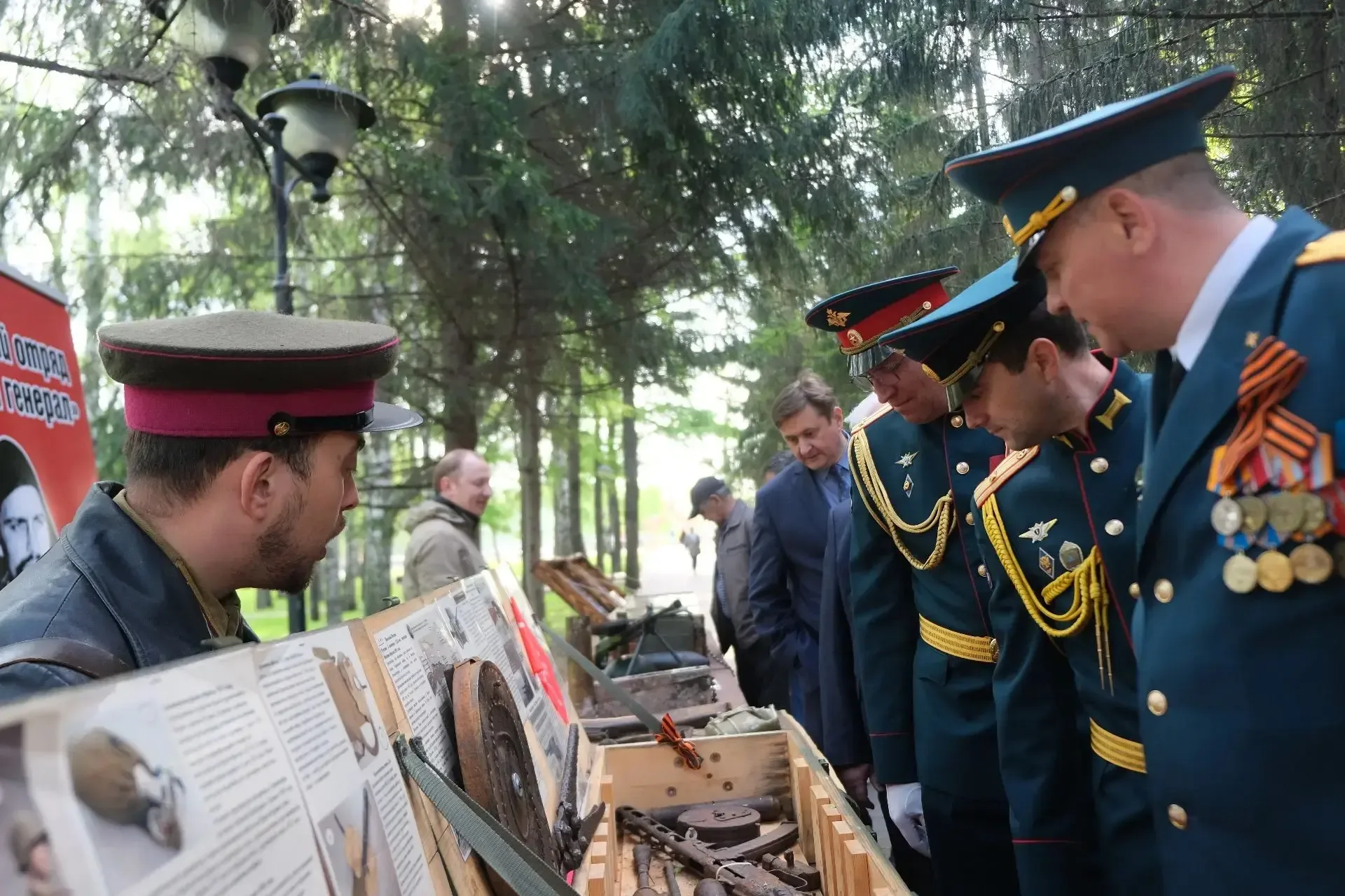Сегодняшнее утро мы начали с возложения цветов к трём мемориалам в парке Победы - Неизвестному солда