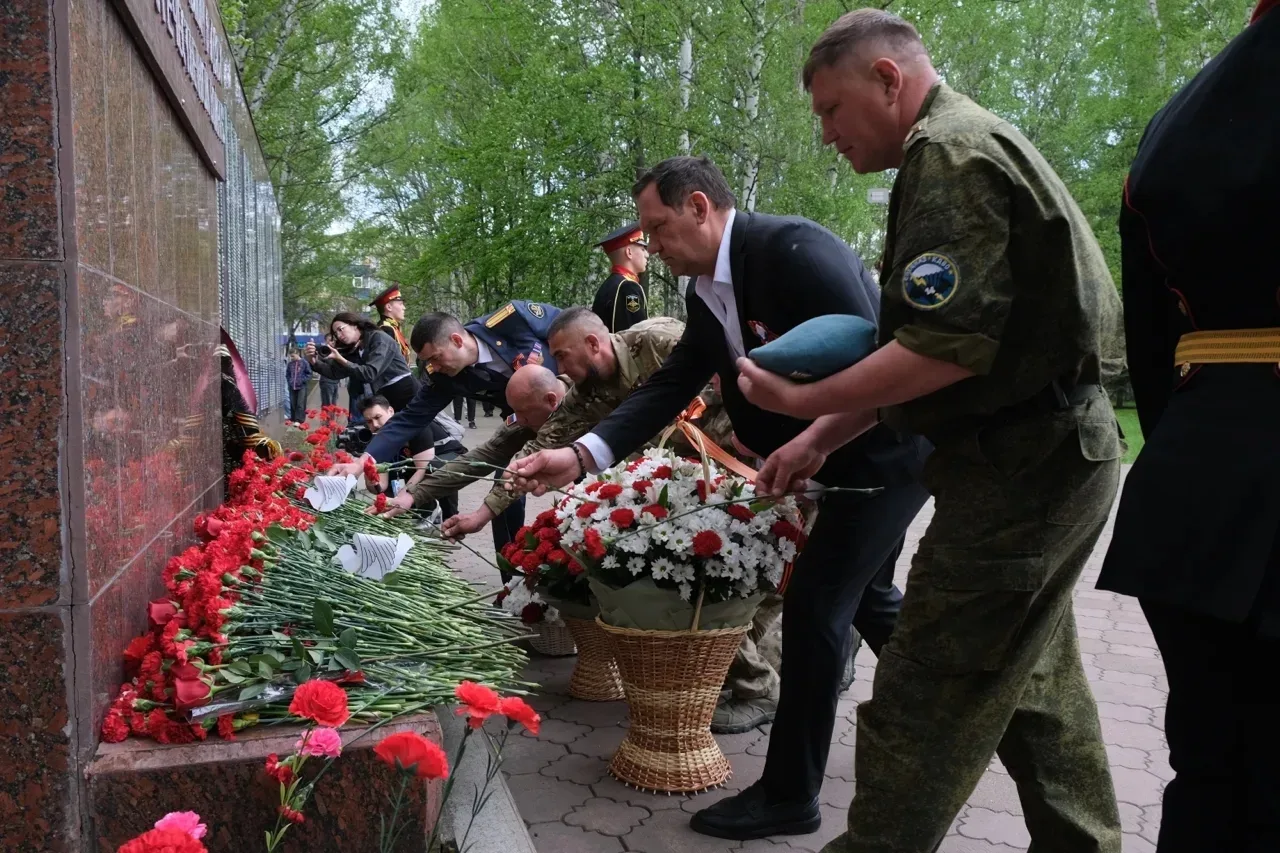 Сегодняшнее утро мы начали с возложения цветов к трём мемориалам в парке Победы - Неизвестному солда