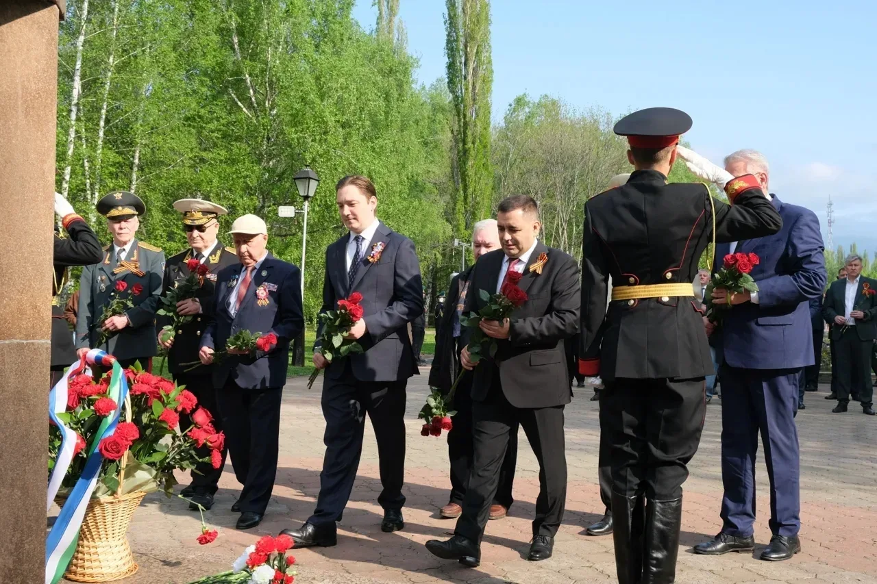 Сегодняшнее утро мы начали с возложения цветов к трём мемориалам в парке Победы - Неизвестному солда