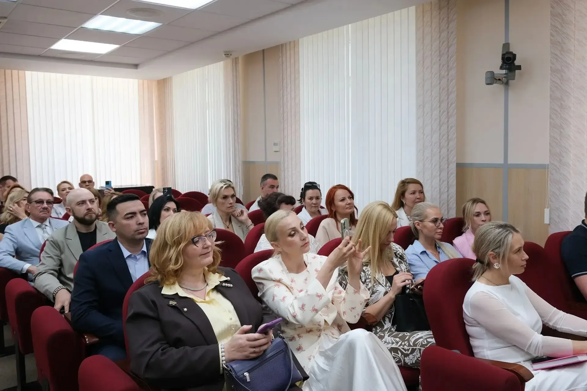 Перед Днём российского предпринимательства поздравили и наградили представителей городского бизнес-с