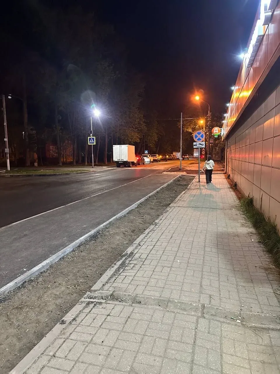 🛣️ На 3-й Домбровской возле магазина убрали парковочные места и сделали тротуар, хотя пешеходная зон