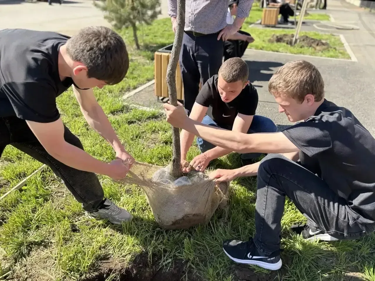 О плановой работе по благоустройству района 🧹  Продолжаем приводить район в порядок. Сезон субботник