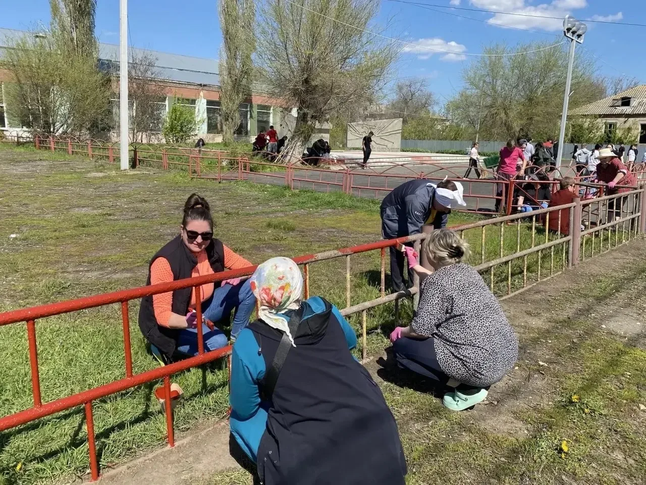 О плановой работе по благоустройству района 🧹  Продолжаем приводить район в порядок. Сезон субботник