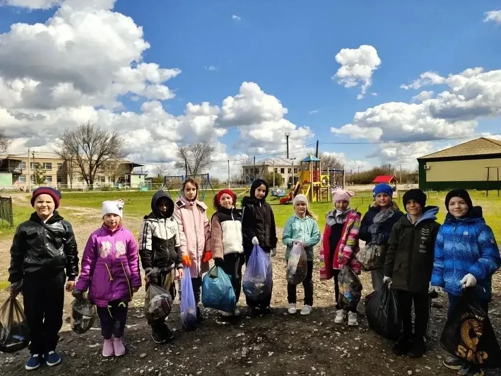 О плановой работе по благоустройству района 🧹  Продолжаем приводить район в порядок. Сезон субботник