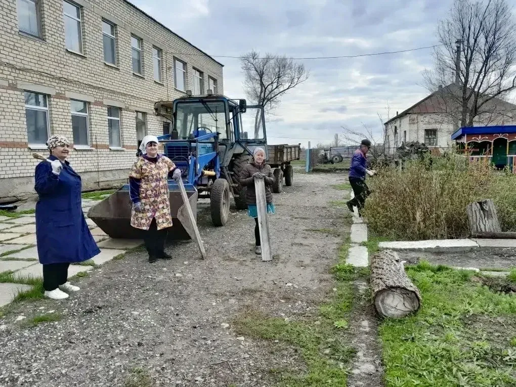 О плановой работе по благоустройству района 🧹  Продолжаем приводить район в порядок. Сезон субботник