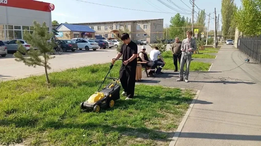 О плановой работе по благоустройству района 🧹  Продолжаем приводить район в порядок. Сезон субботник