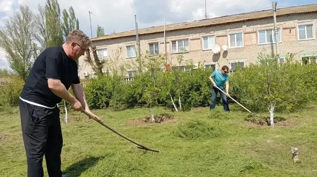 О плановой работе по благоустройству района 🧹  Продолжаем приводить район в порядок. Сезон субботник