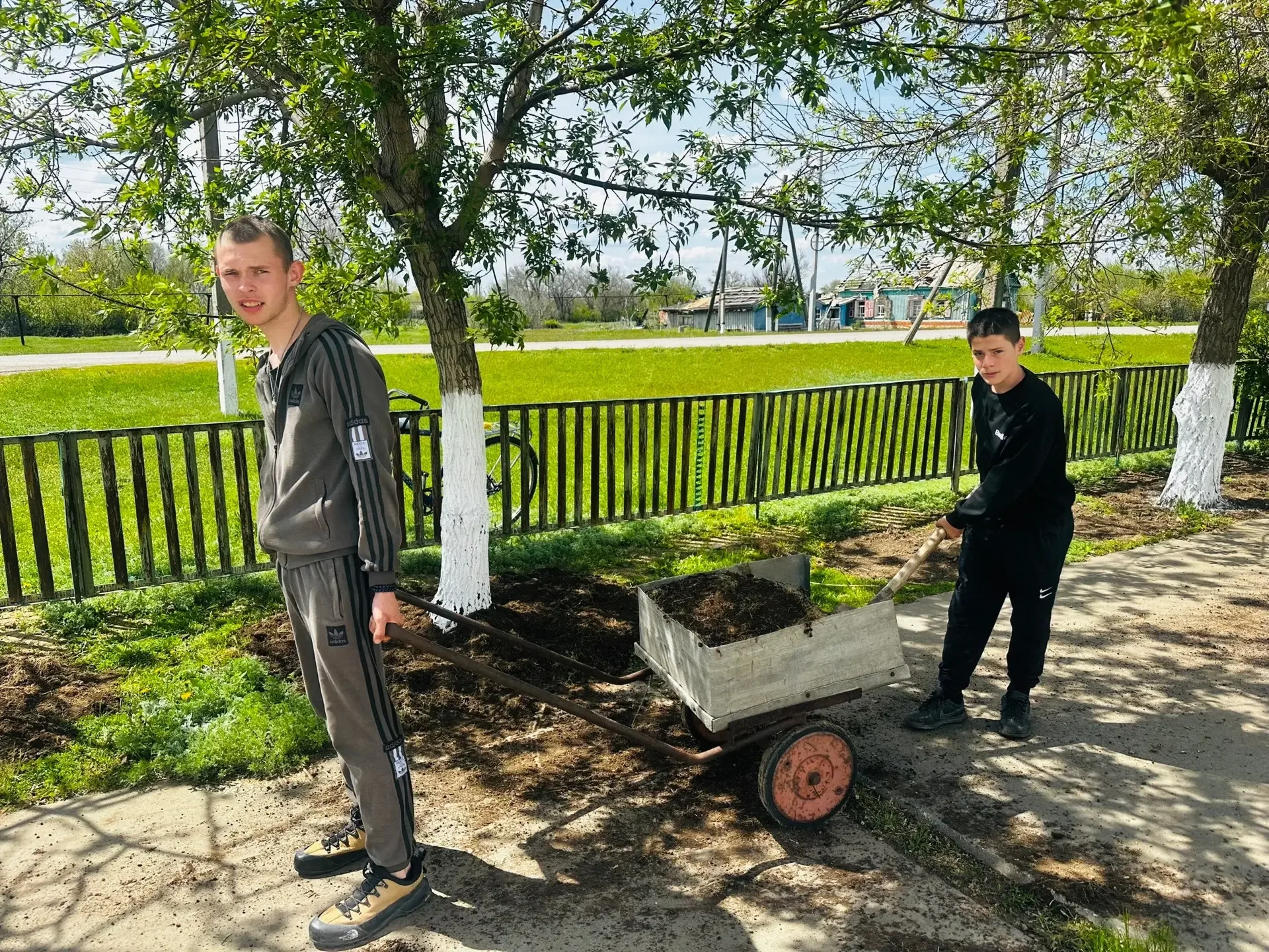 О плановой работе по благоустройству района 🧹  Продолжаем приводить район в порядок. Сезон субботник