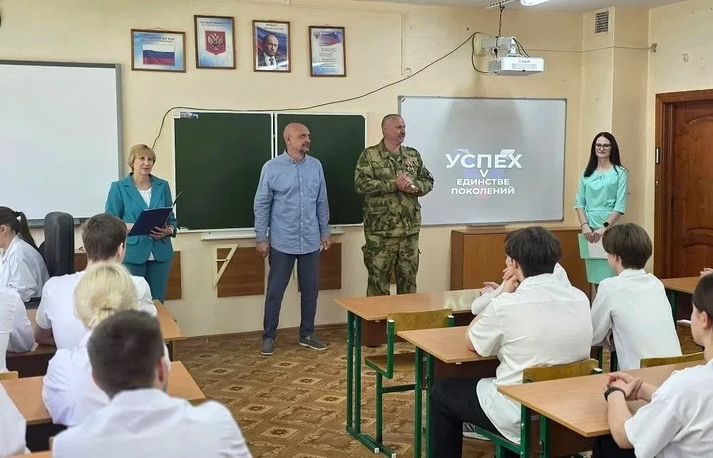 14 мая в МОУ "СОШ №3" прошёл патриотический час, посвящённый 80-летию со дня выхода книги Бориса Пол