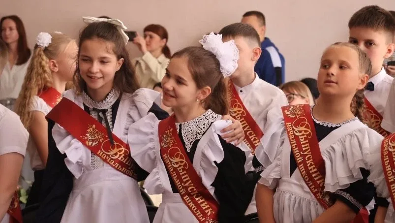 🛎️Уссурийские четвероклассники прощаются с начальной школой  Вроде бы, совсем недавно звенел первый 