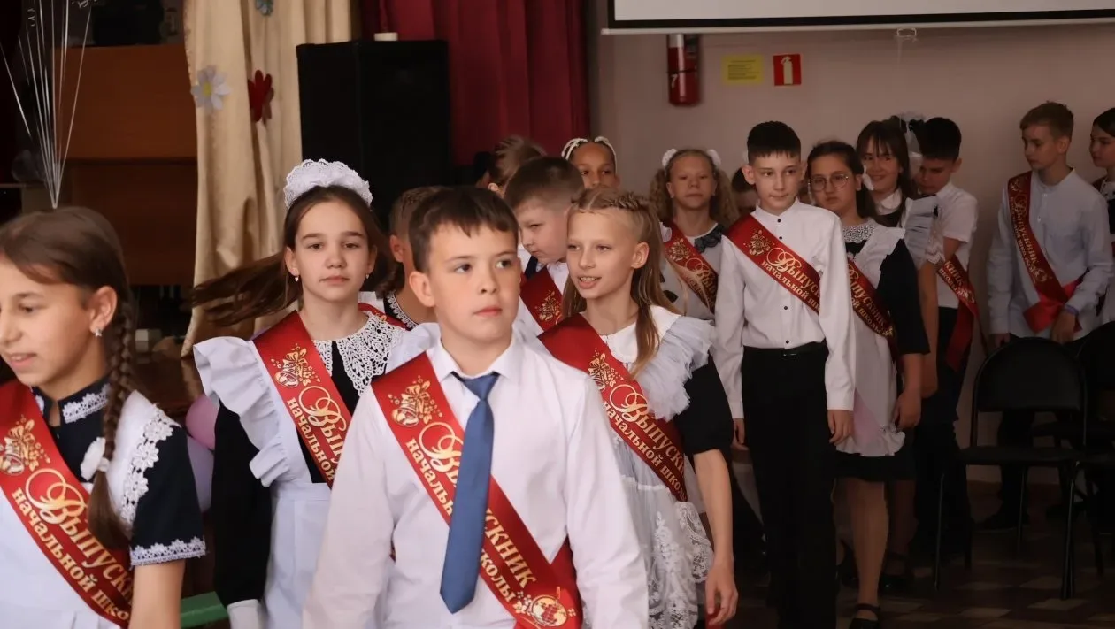 🛎️Уссурийские четвероклассники прощаются с начальной школой  Вроде бы, совсем недавно звенел первый 